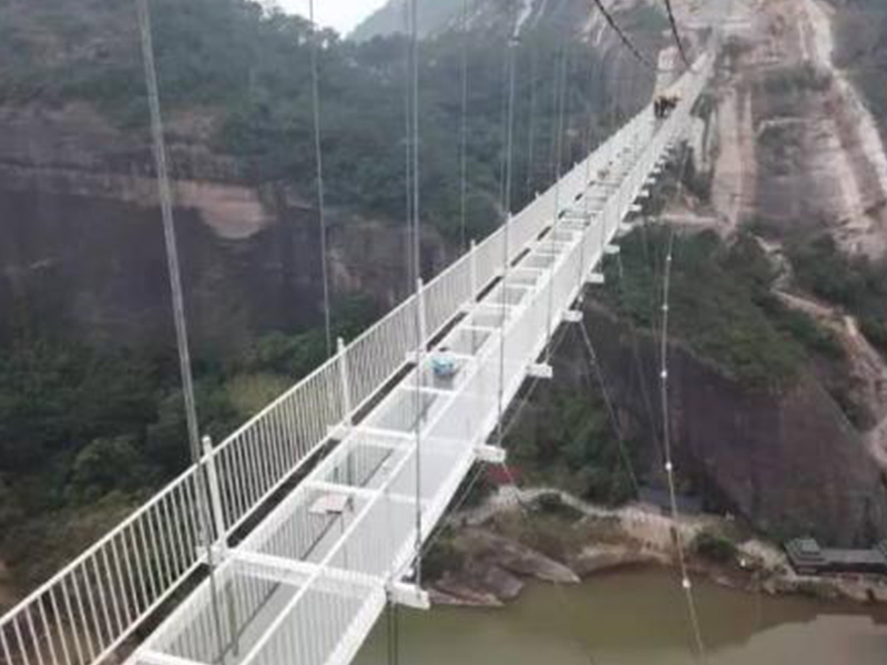玻璃吊橋受到外國人質(zhì)疑，不遠(yuǎn)萬里來砸橋，結(jié)局讓人很無奈